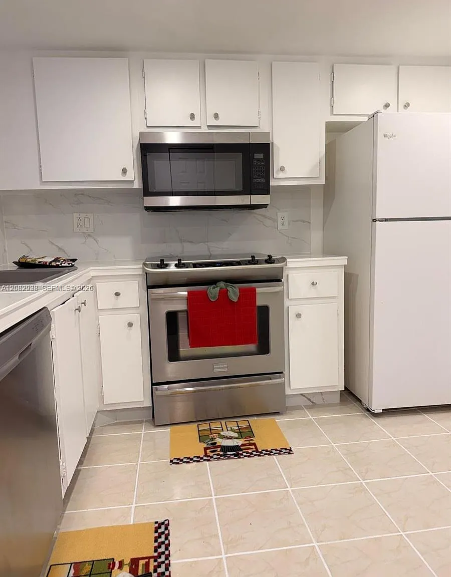 6575 W Oakland Park Blvd — Photo 1