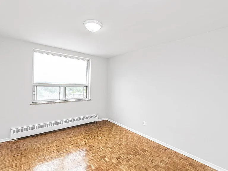 240 Mohawk Rd E — Photo 13