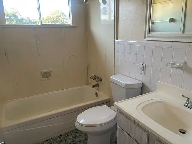 5801 Albany Ct — Photo 11