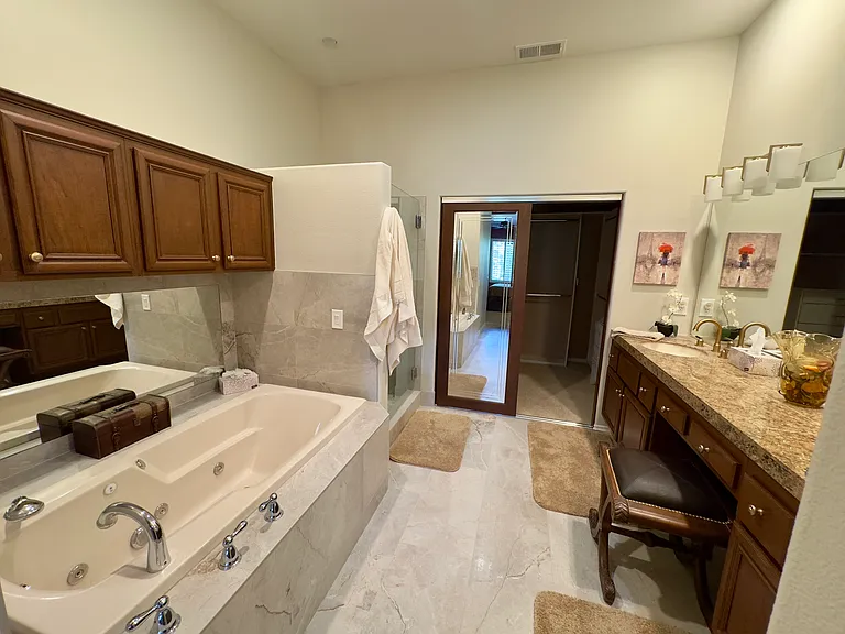 128 E Kavenish Dr — Photo 5