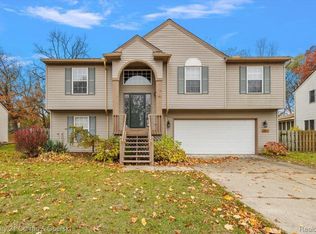 2817 Riverside Dr, Waterford, MI 48329