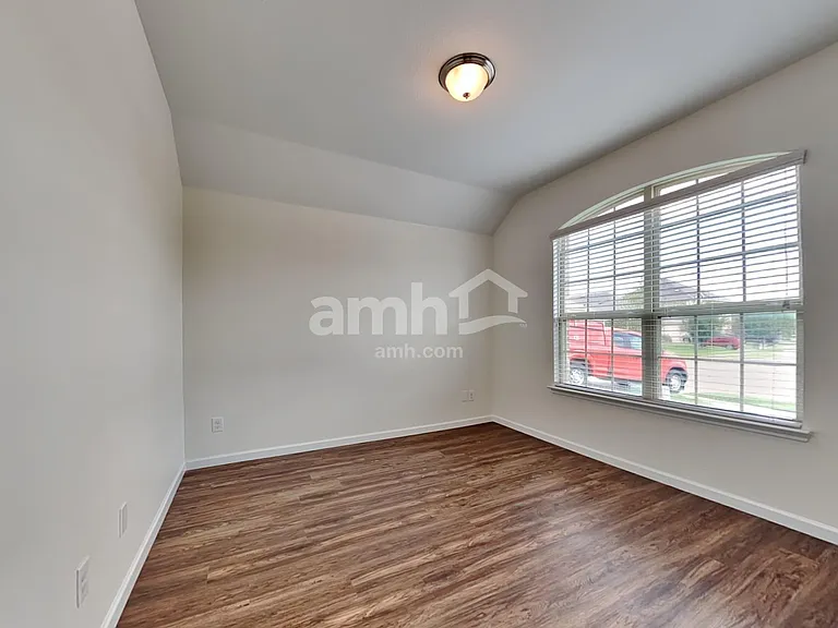 463 Silverstone Dr — Photo 15
