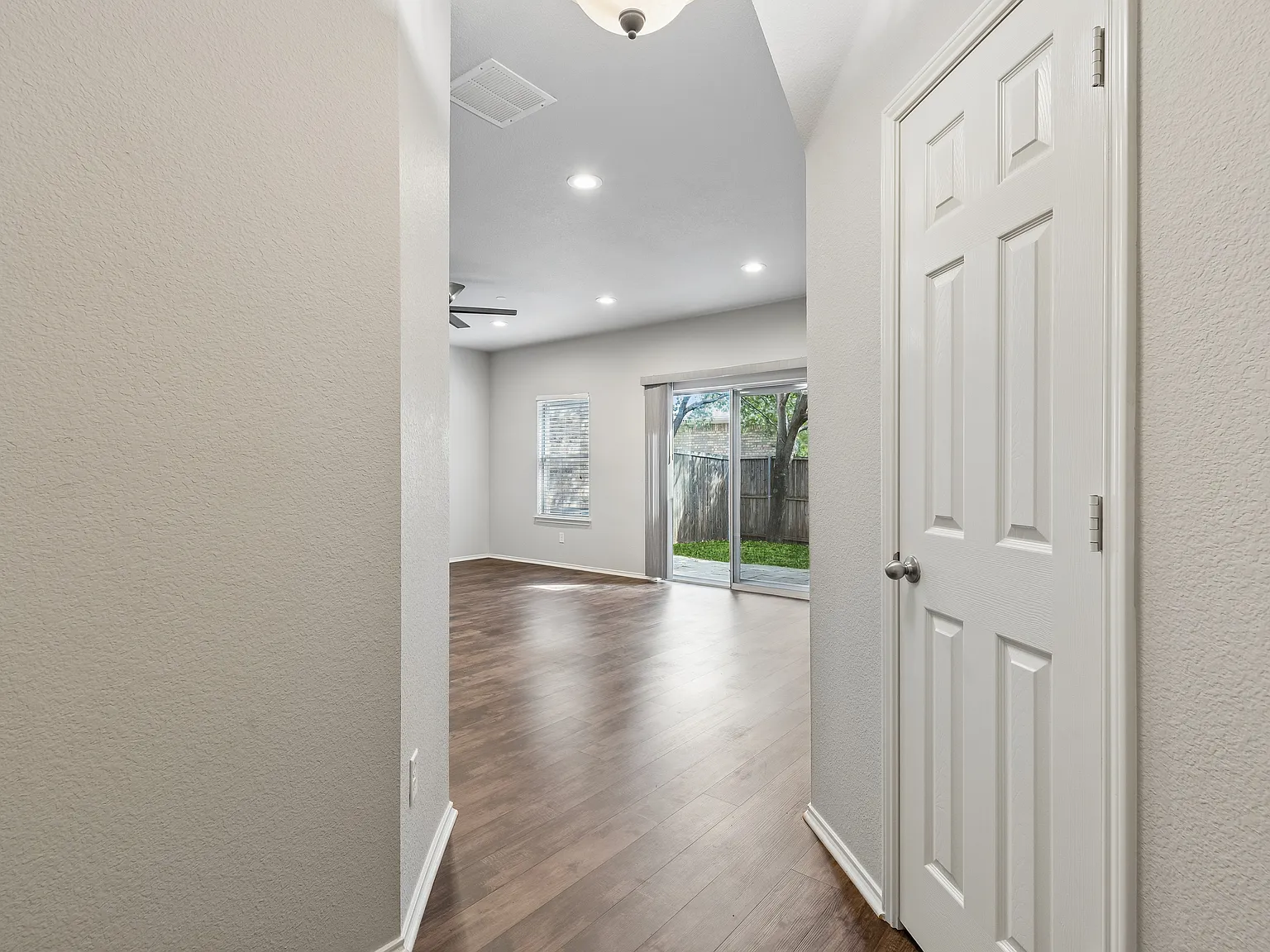 2 bed, 2.5 bath, 1323 sqft, $2,195 — Photo 4