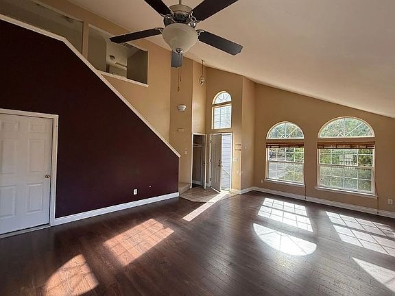 3rd image of 829 Blueberry Ln