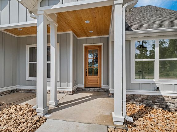 4th image of 32 S Cheshnut Dr