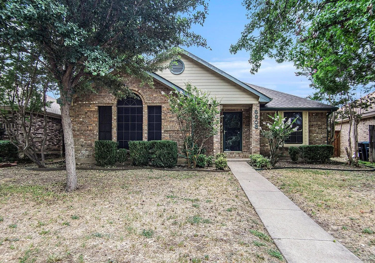 Beautifully Crafted 3-2-2 in Fort Worth! — Photo 2