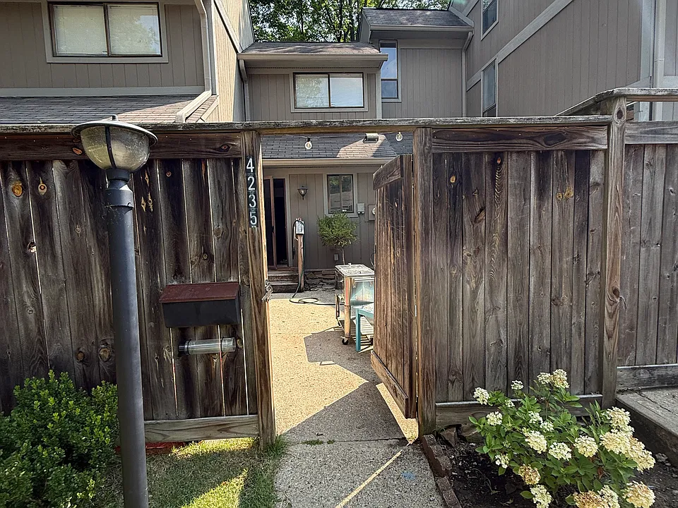 4235 Larkspur Trce