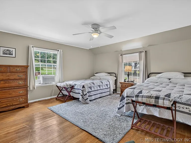 1525 Hillcrest Dr — Photo 29