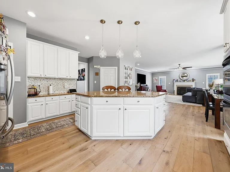 3852 Glasgow Way — Photo 11
