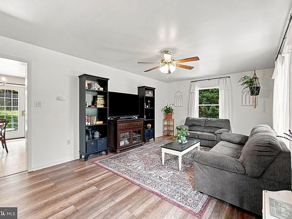 4th image of 374 Columbia St
