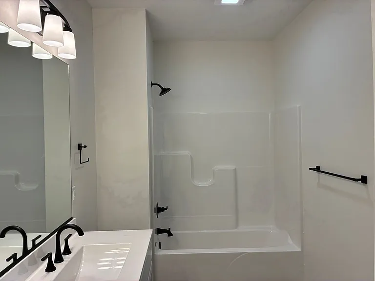 304 S Elm St — Photo 5