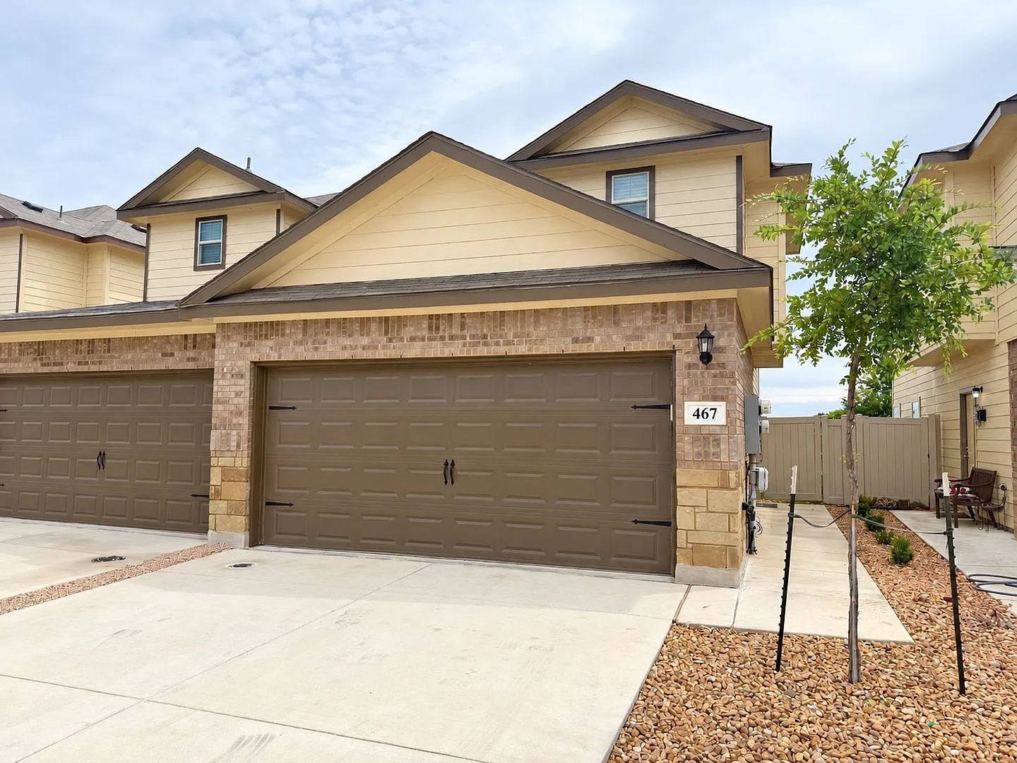 3bd/2.5ba Two-Story Duplex in Prime Location — Photo 1