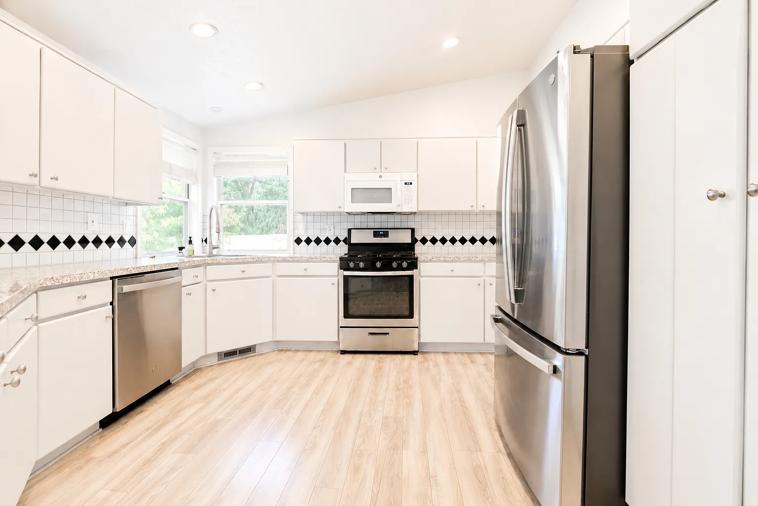 4 bed, 3.0 bath, 2450 sqft, $3,500 — Photo 2