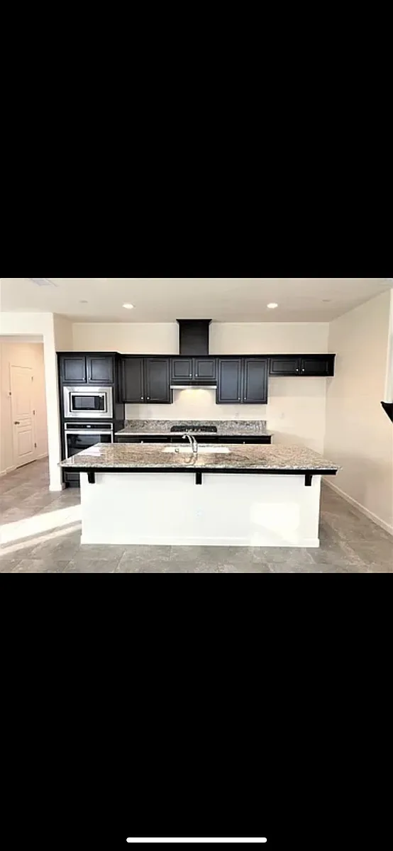 Building Photo - 2533 Daisy Dr