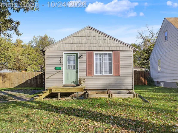 1054 Boston Ave, Waterford, MI 48328