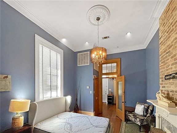 4th image of 933 Toulouse St