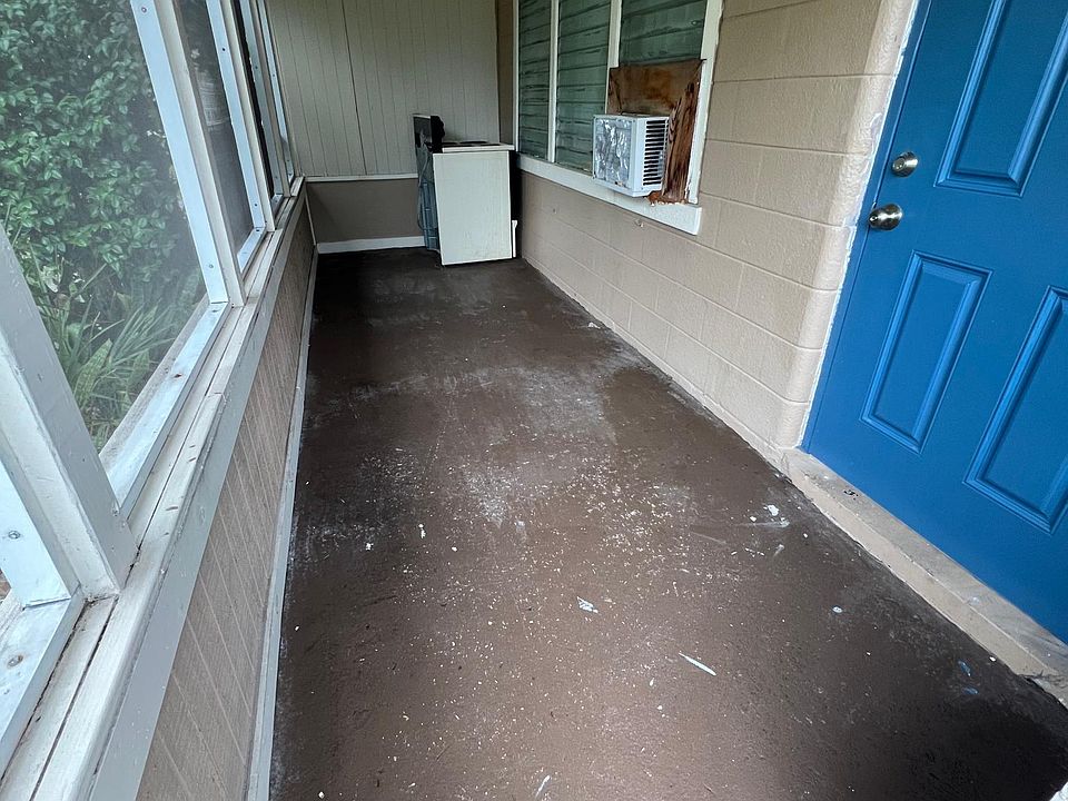Large screened in front porch