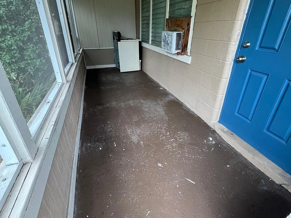 Large screened in front porch