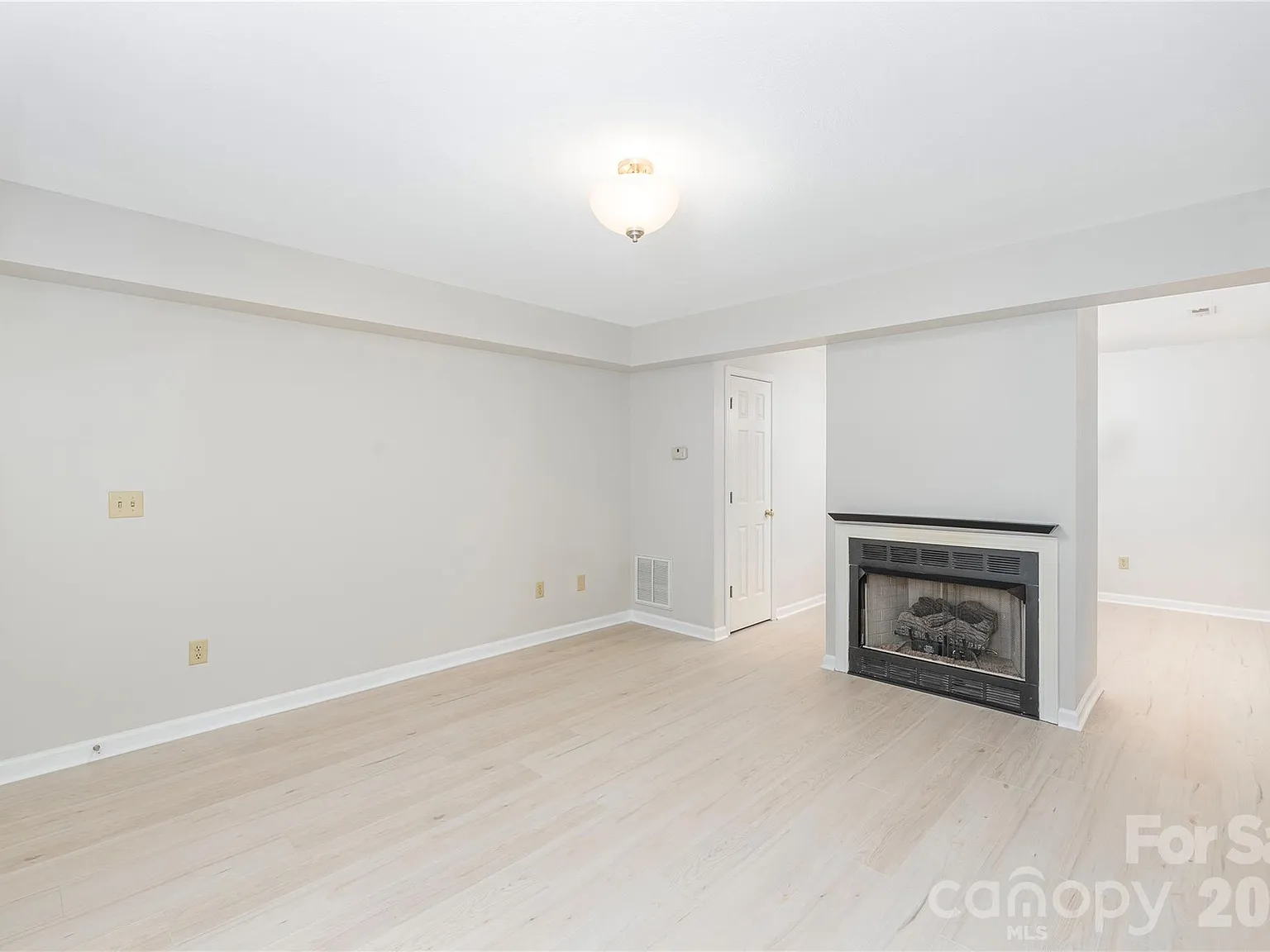 2 bed, 1222 sqft, $1,900 — Photo 2