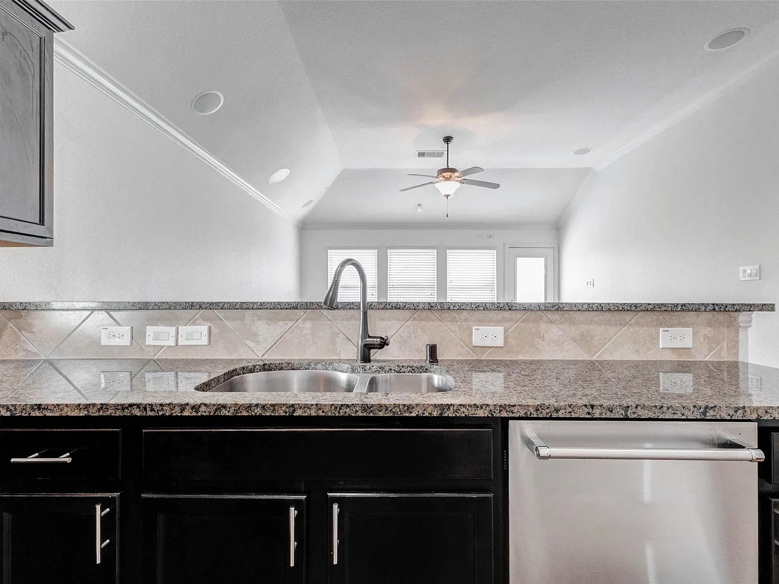 4 bed, 2.0 bath, 2095 sqft, $2,195 — Photo 3