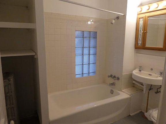 4th image of 1511A N Franklin Pl #A