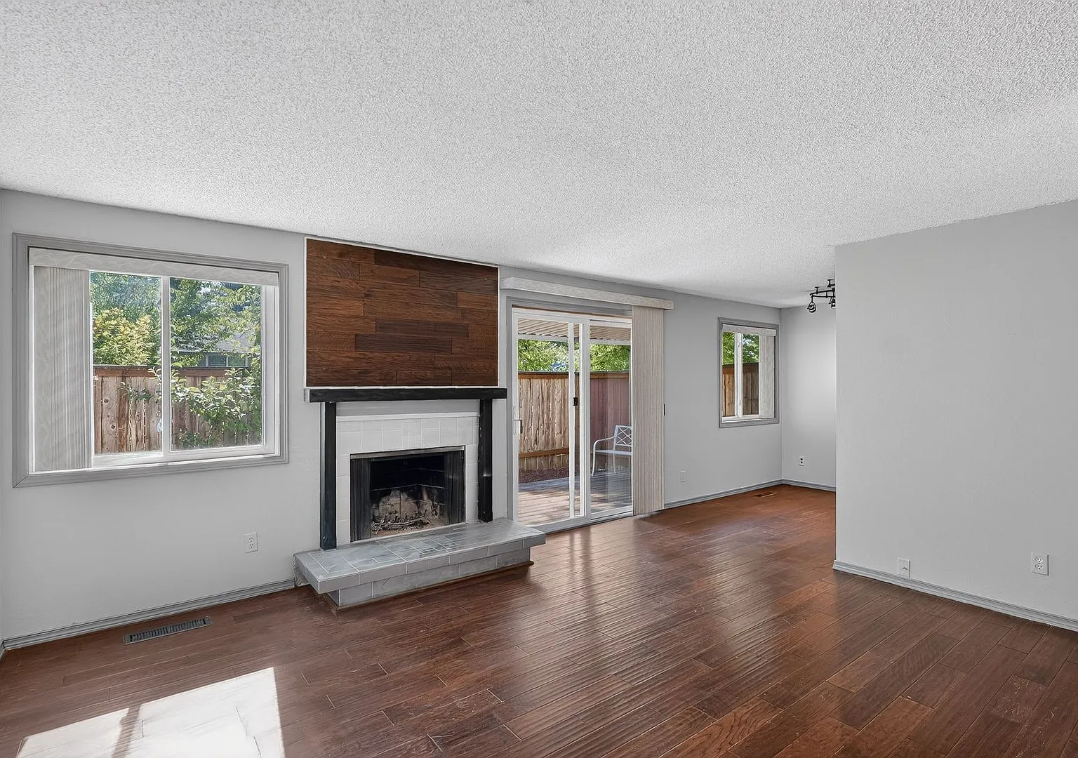 Beautiful 3-Bedroom Townhome in Cross Creek Village — Photo 1