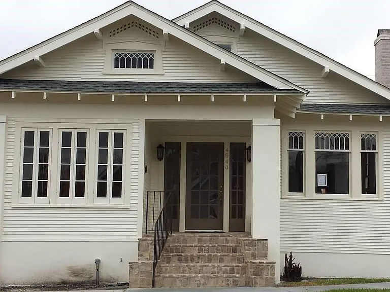 4040 Clermont Dr — Photo 2