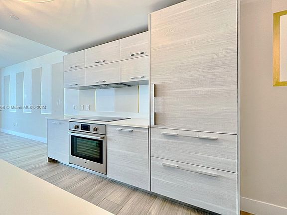 4th image of 650 NE 32nd St Unit 3803