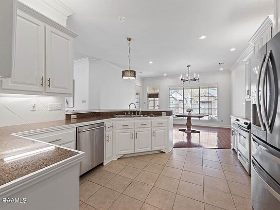 5th image of 202 Beaufort Cir