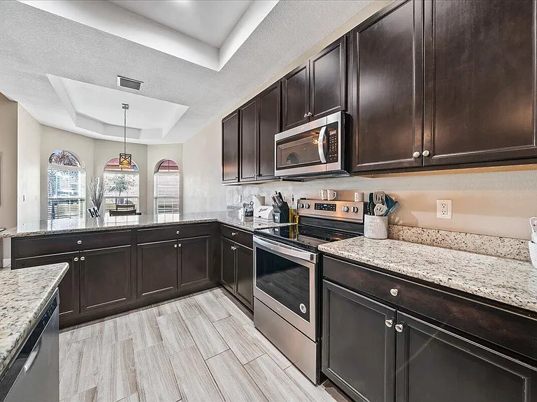 340 Palm Breezes Dr — Photo 7