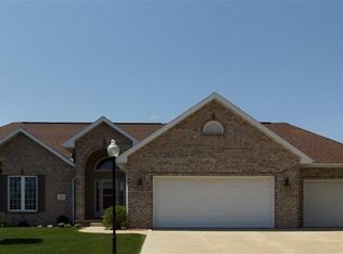 205 Hickory Ln, Pekin, IL 61554