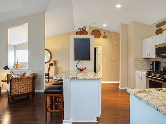 5th image of 1051 Parkhill Cir #1051