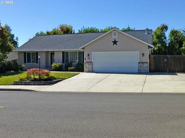 152 NW Woodduck St, Winston, OR 97496