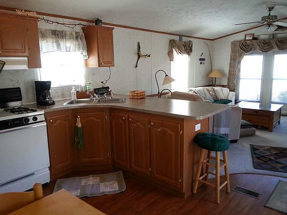 Open concept/kitchen-living