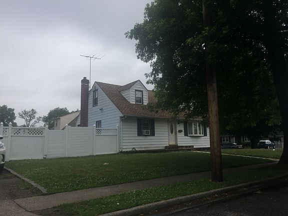 3rd image of 579 Webster Ave