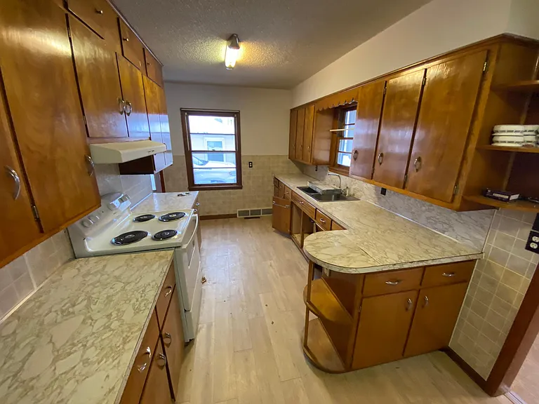 608 S Locust St — Photo 3