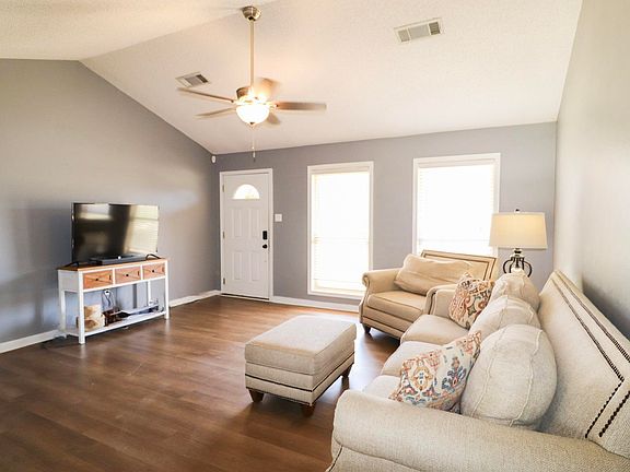 3rd image of 602 Oakland Dr