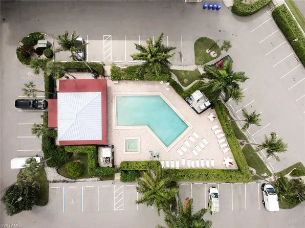 807 River Point Dr APT 304D, Naples, FL 34102