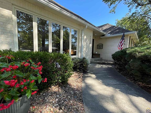 5th image of 1124 Oxford Dr