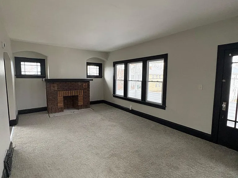 15710 Corsica Ave — Photo 3