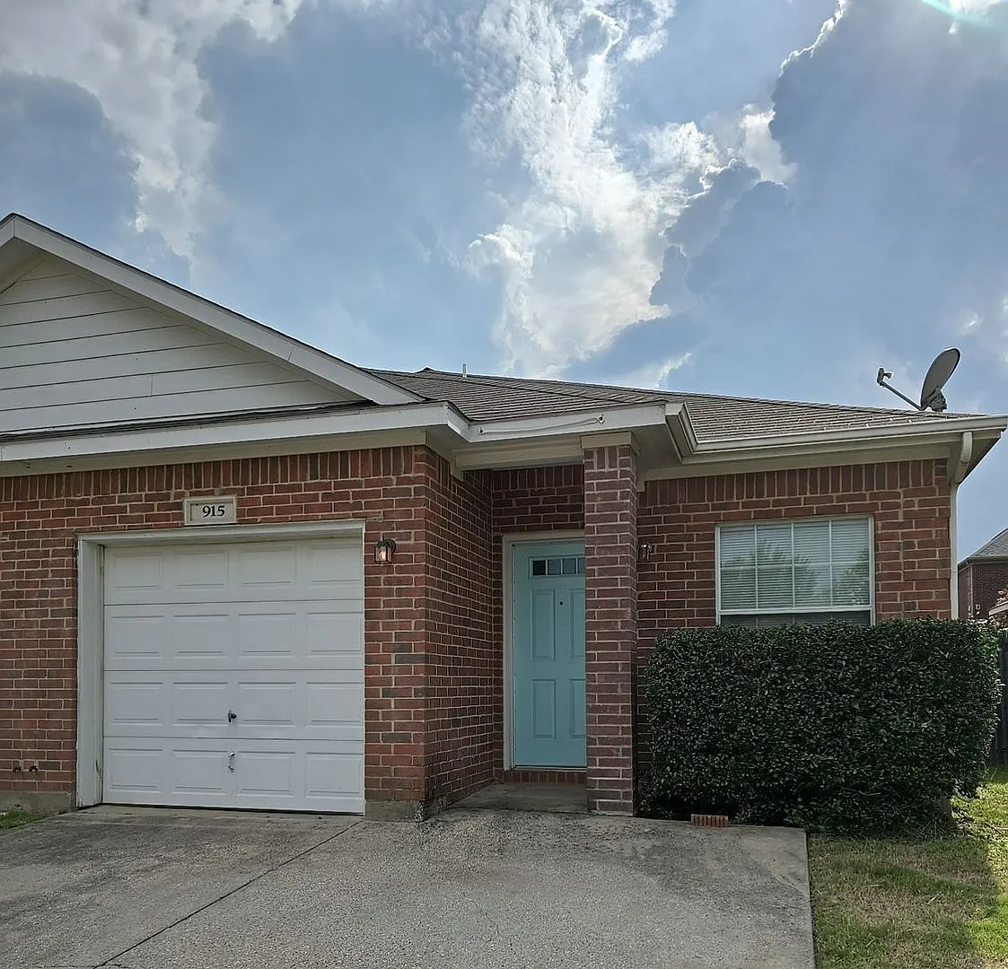 915 Walnut St. Burleson, TX 76028 — Photo 1