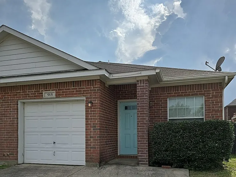 915 Walnut St — Photo 1