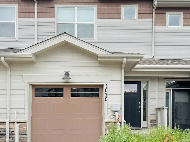 1070 Oak Cir — Photo 1