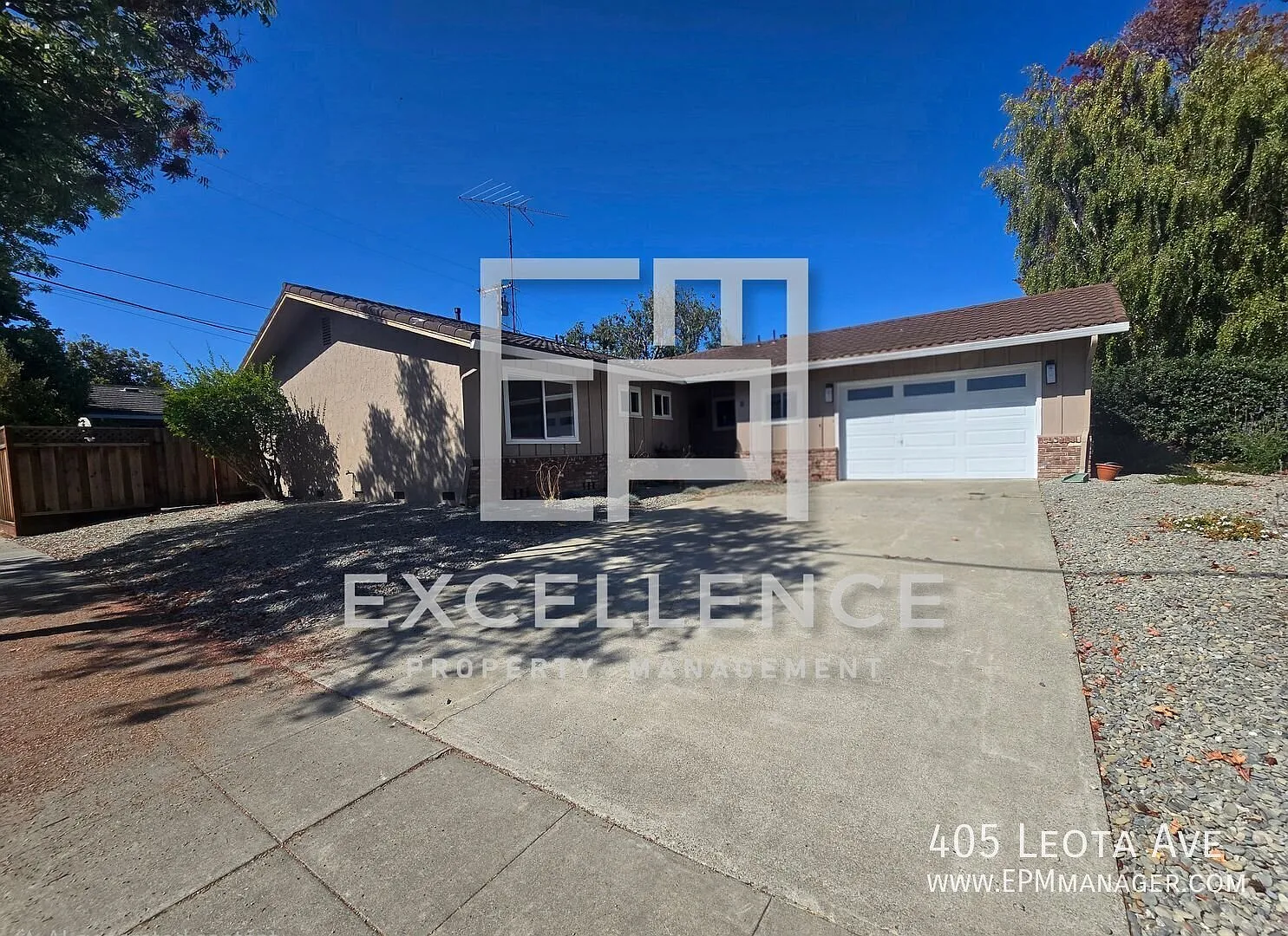 Newly Remodeled Home - Kitchen, floors, paint, everything new! Spacious yard & pets negotiable! — Photo 1