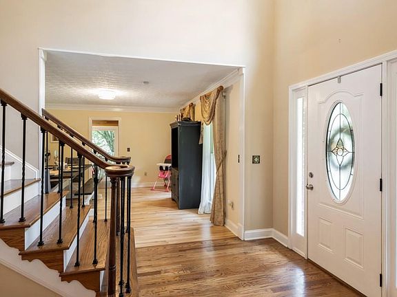 4th image of 665 Lauren Cir