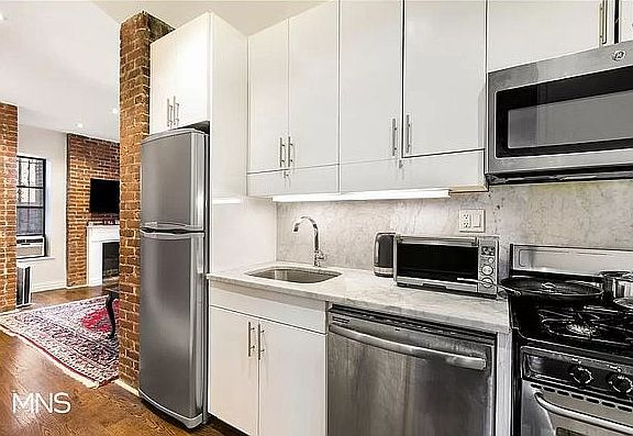 3rd image of 9 Christopher St APT 3