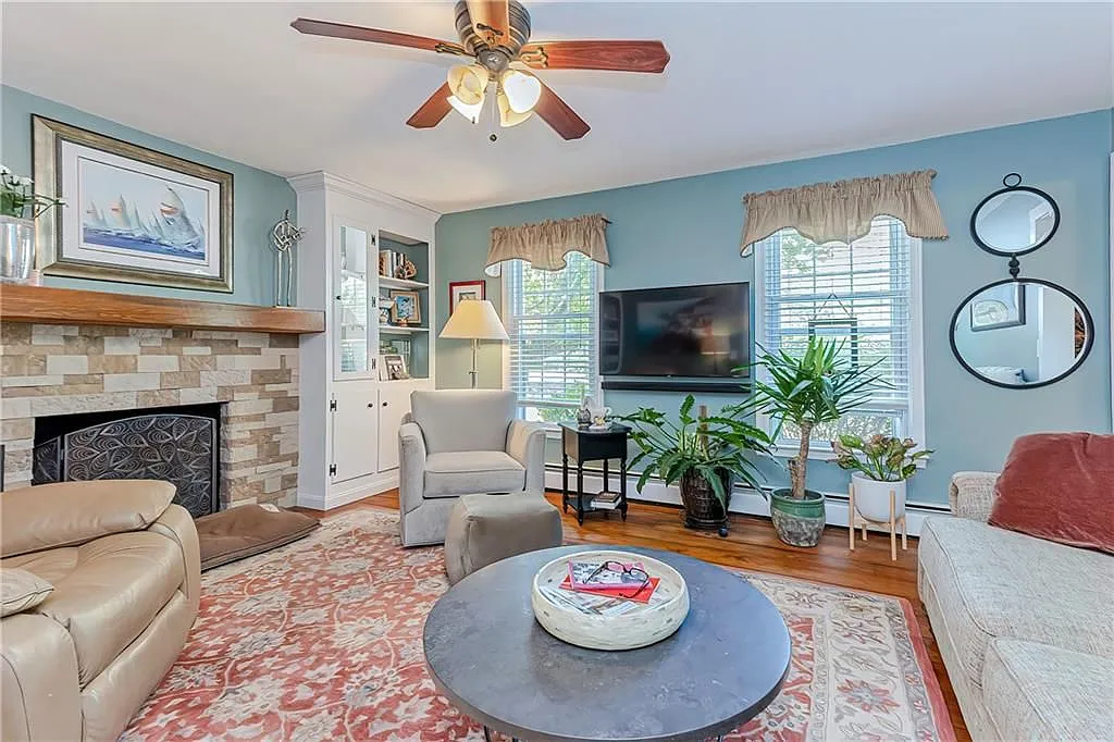 3 bed, 2.0 bath, 2128 sqft, $3,500 — Photo 4