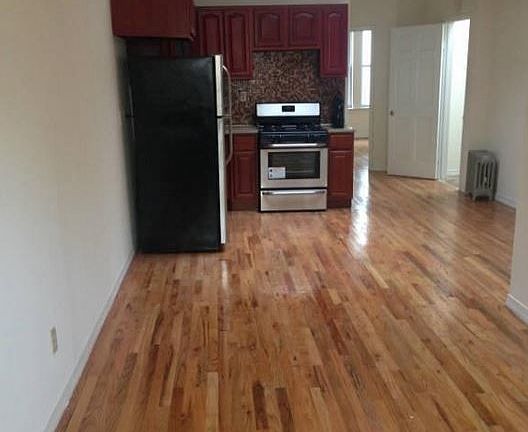 3rd image of 11930 Metropolitan Ave