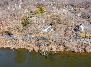 6N925 Riverside Dr, St Charles, IL 60174