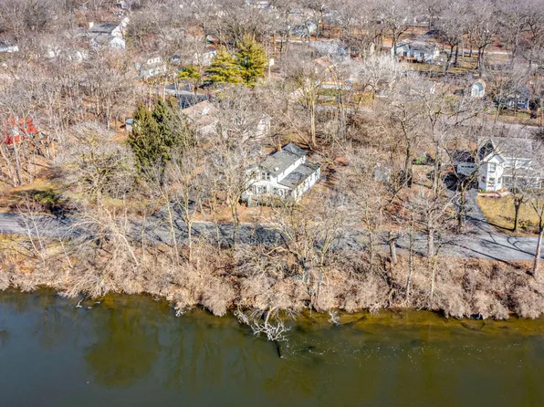 6N925 Riverside Dr, St Charles, IL 60174